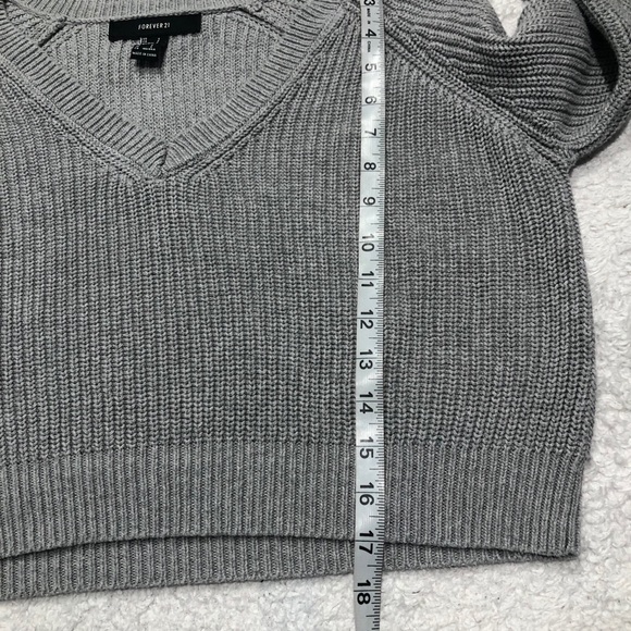 Forever 21 Gray Cropped V-Neck Knit Sweater Small - Picture 8 of 8